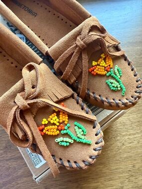 Minnetonka x Lucie Skjefte Ziigwan Waabigwan Moccasins New in Box Size 9